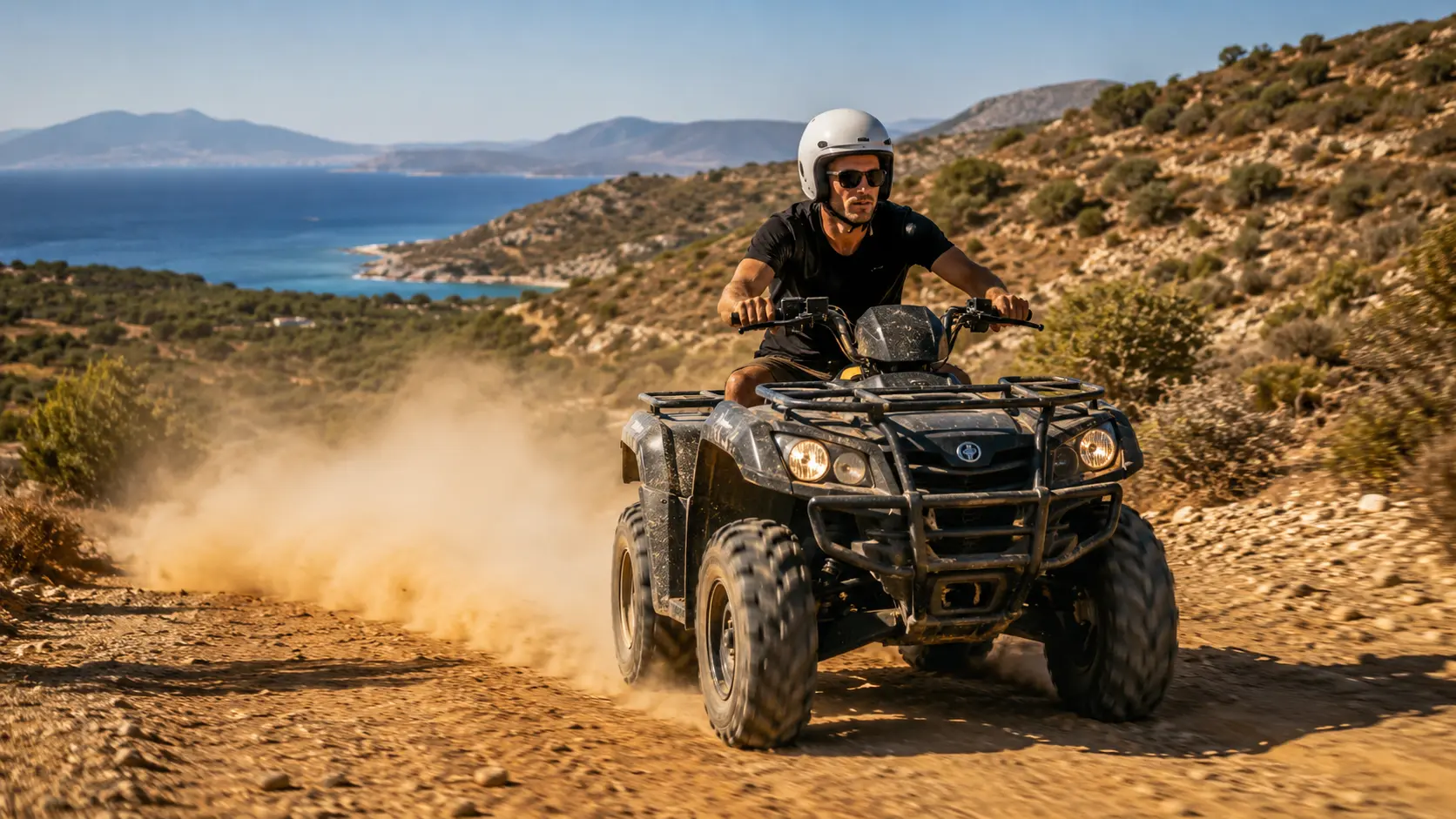 Actionaufnahme einer ATV Tour in Çeşme auf einer staubigen Offroad-Strecke