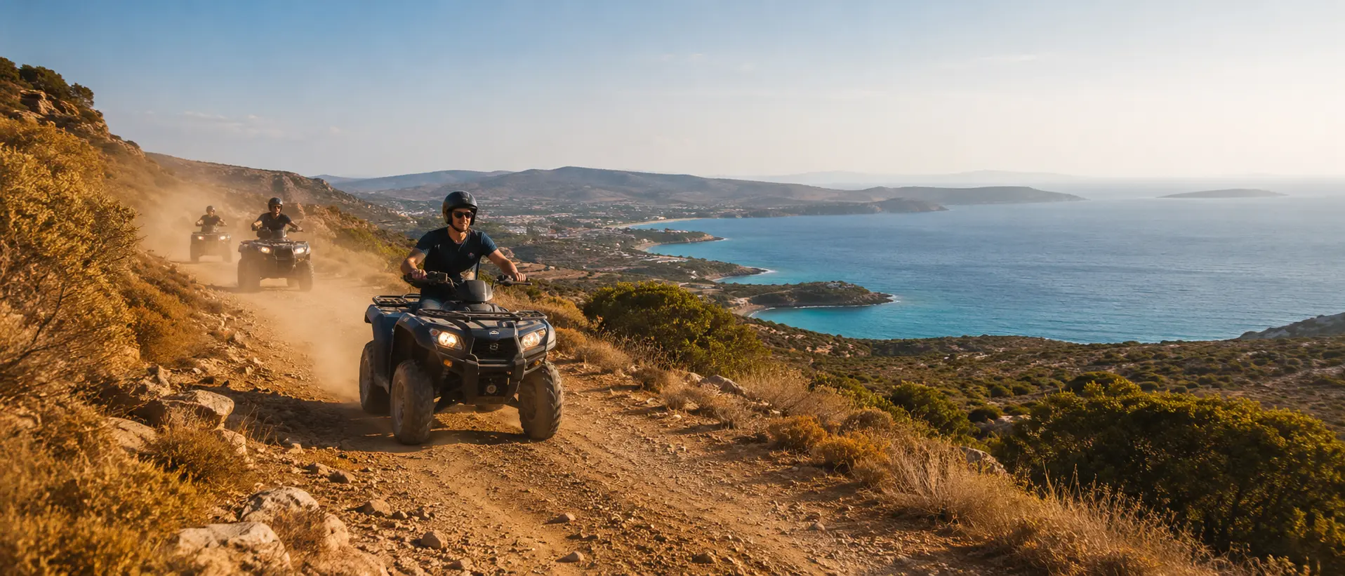 ATV Fahrer auf einer landschaftlich schönen Route in Çeşme mit Meerblick und Sommerlandschaft
