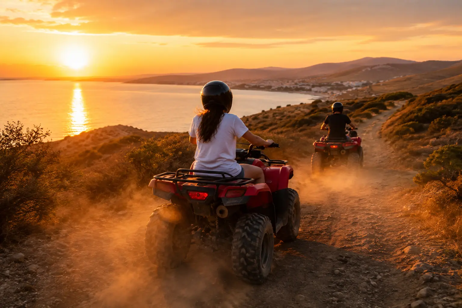 ATV Fahrt bei Sonnenuntergang in Çeşme mit warmem goldenem Licht und schöner Landschaft