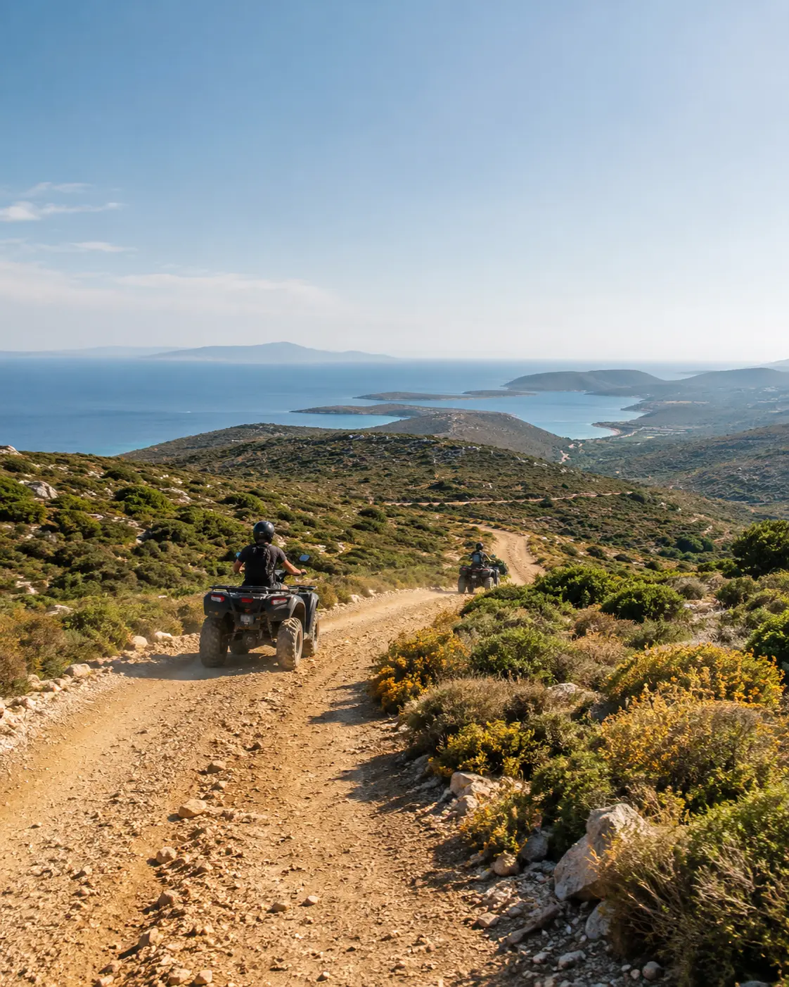 ATV Route in Çeşme mit Hügeln, offener Landschaft und Küstenatmosphäre